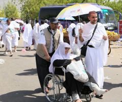 مدير تعليم مكة يسهم في إرشاد الحجاج التائهين