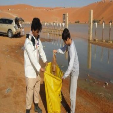 أعضاء نادي الجمعية يشمرون عن سواعدهم ويقومون بتنظيف متنزه الخرارة بالمزاحمية