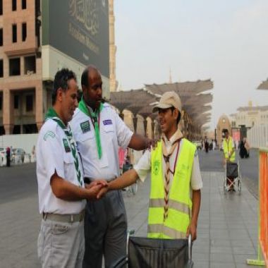 المشرف العام على معسكرات الخدمة العامة يزور المعسكر الكشفي بالمدينة المنورة