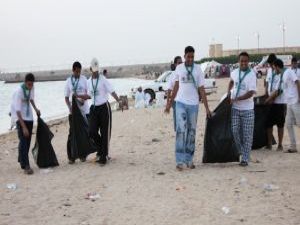 جوالة جامعة جازان تقوم بتنظيف شاطئ جنابة